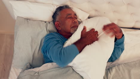 Schlafstress,-Senior-Und-Mann-Mit-Schlaflosigkeit-Im-Bett