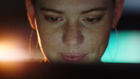 retrato de cerca de una mujer hermosa usando una tableta navegando por internet mirando la pantalla trabajando hasta tarde