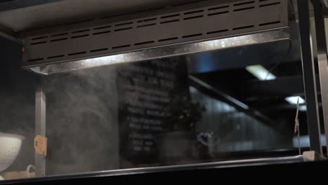 el vapor que se eleva de los platos calientes en el café de autoservicio