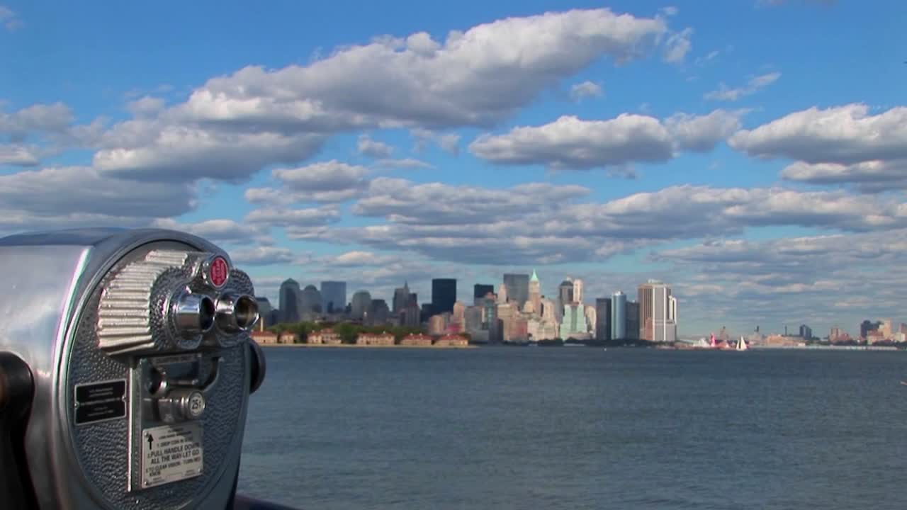 구름은 뉴욕시의 뉴욕 항구 위로 이동합니다.