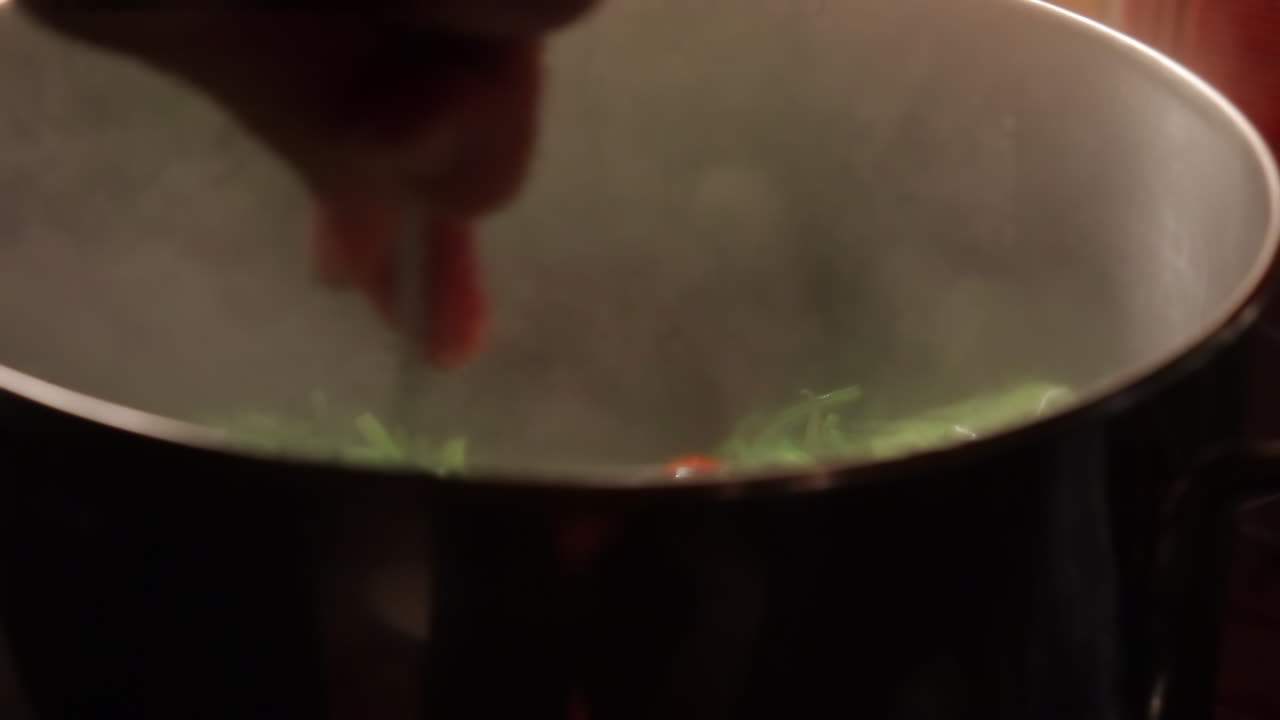 cocinar espinacas en agua hirviendo y vaporosa de cerca