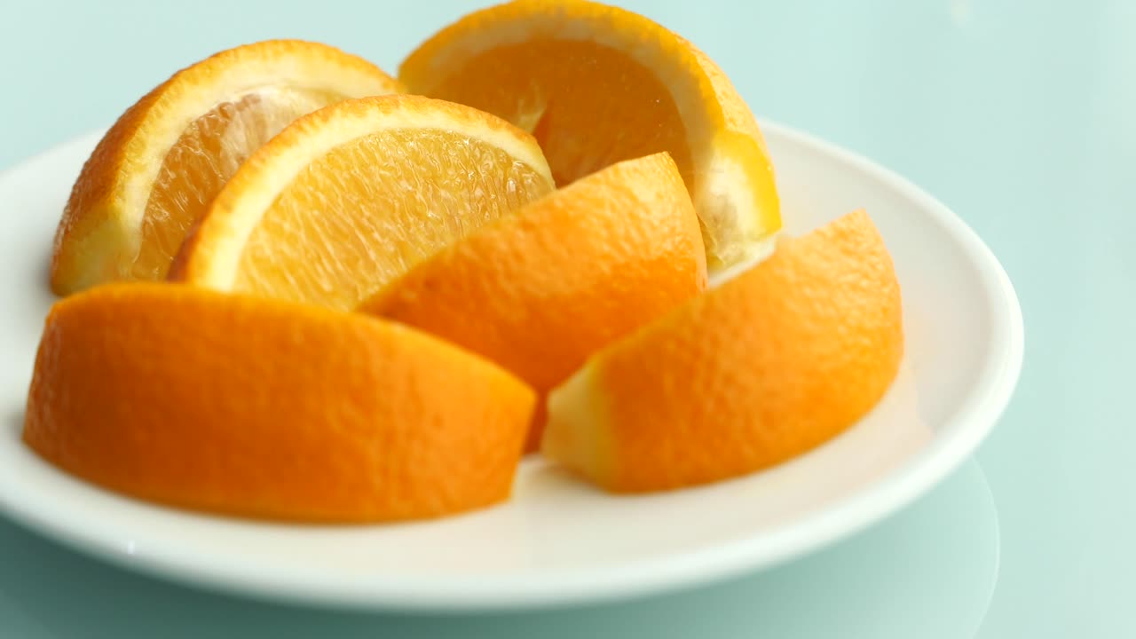 rodajas de naranja en un plato