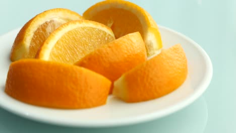 rebanadas de naranja en un plato