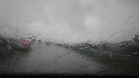conduciendo en la carretera con fuertes lluvias