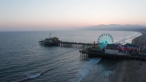 Amplia-Toma-Inversa-Del-Muelle-De-Santa-Mónica-En-Una-Cálida-Noche-De-Verano-Al-Atardecer