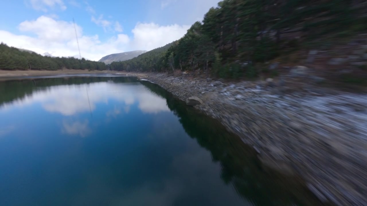 Lindo Lago e Floresta, Voo Extremo de Drone FPV