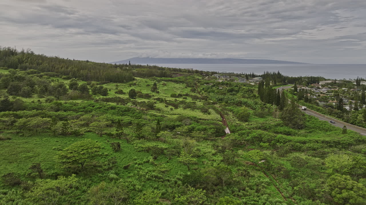 maui hawaii aerial v13 drone flyover kapalua golf course resort captura su exuberante vecindario, impresionantes vistas costeras y vistas de la isla de molokaʻi y lanai - filmado con mavic 3 cine - diciembre 2022