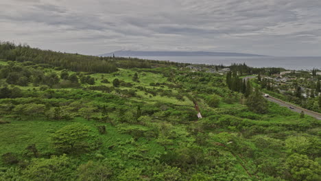 Maui-Hawaii-Aerial-V13-Drone-Flyover-Kapalua-Golf-Course-Resort-Captura-Su-Exuberante-Vecindario,-Impresionantes-Vistas-Costeras-Y-Vistas-De-Molokaʻi-Y-La-Isla-De-Lanai---Filmado-Con-Mavic-3-Cine---Diciembre-De-2022