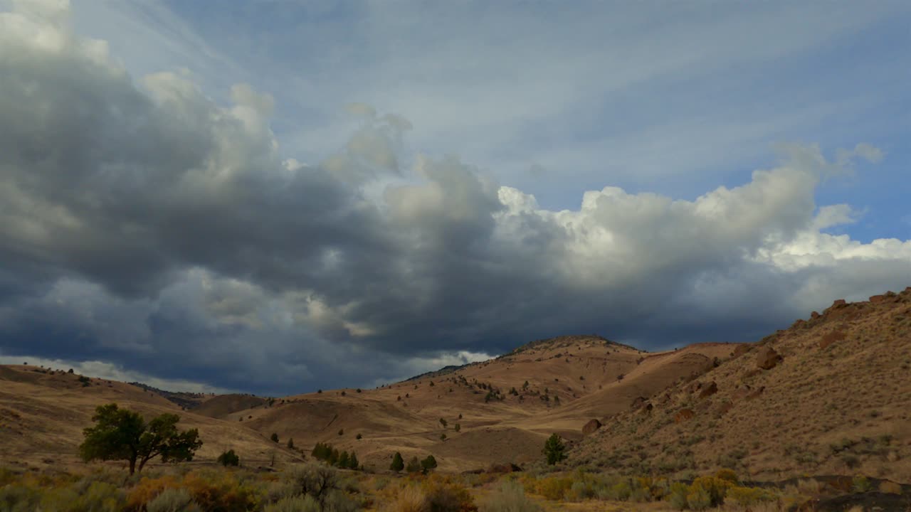 formación de nubes lapso de tiempo temperamental dramático sistema meteorológico impresionante desarrollándose sobre colinas onduladas en el este de oregon en una tarde de otoño