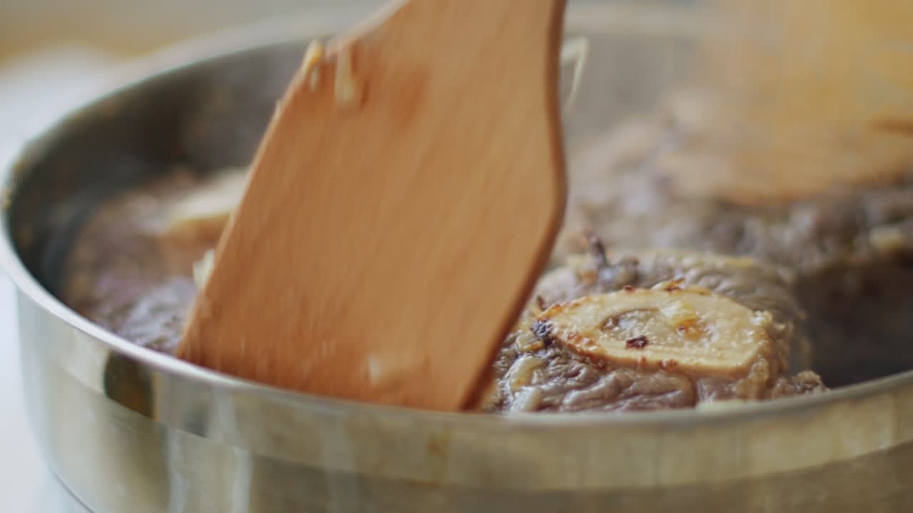 ⁇ 김판 에 뜨거운 송아지  ⁇  을  ⁇ 는 사람