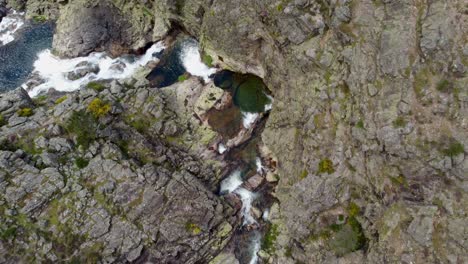 Vista-Aérea-De-Pájaro-De-La-Cascata-De-Fisgas-Do-Ermelo---Hermosas-Cascadas-En-El-Parque-Natural-Do-Alvao---Portugal