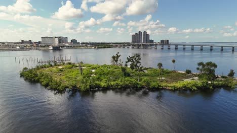 acercamiento aéreo hacia el centro de fort myers, florida.