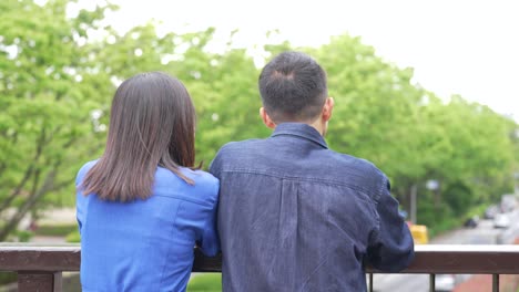신선 한 초록색 에서 대화 하는 부부