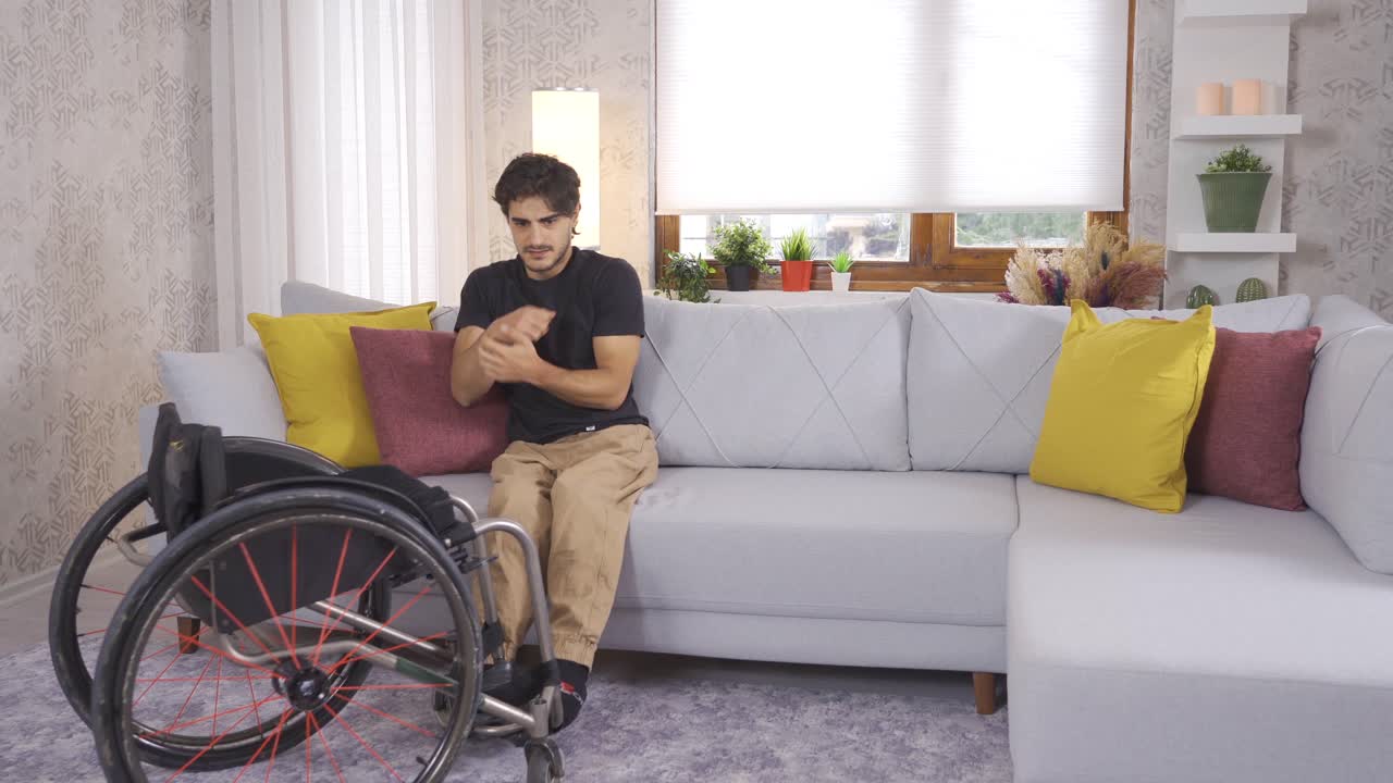 joven discapacitado con ataque de pánico y miedo.