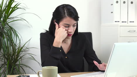 atractiva trabajadora de oficina con exceso de trabajo en el escritorio