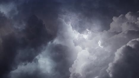 pov tormenta en el cielo oscuro