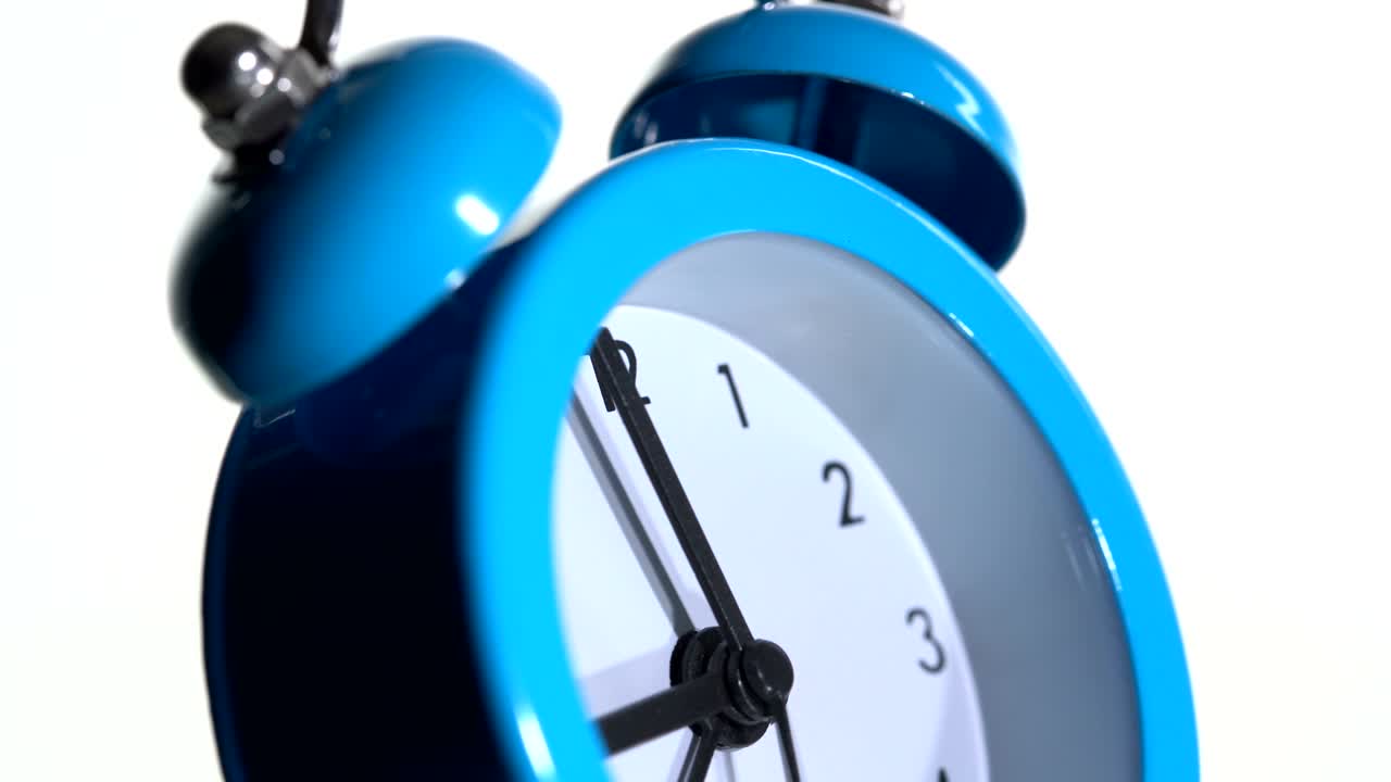 색 배경 에 있는 알람 시계