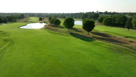 Prestigeträchtiger-Grüner-Golfplatz-In-Den-USA