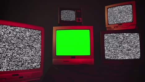 vintage-fernseher schalten grüne bildschirme mit statischem lärm und farbbalken ein und aus.