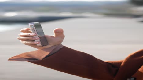 mujer usando teléfono inteligente al aire libre