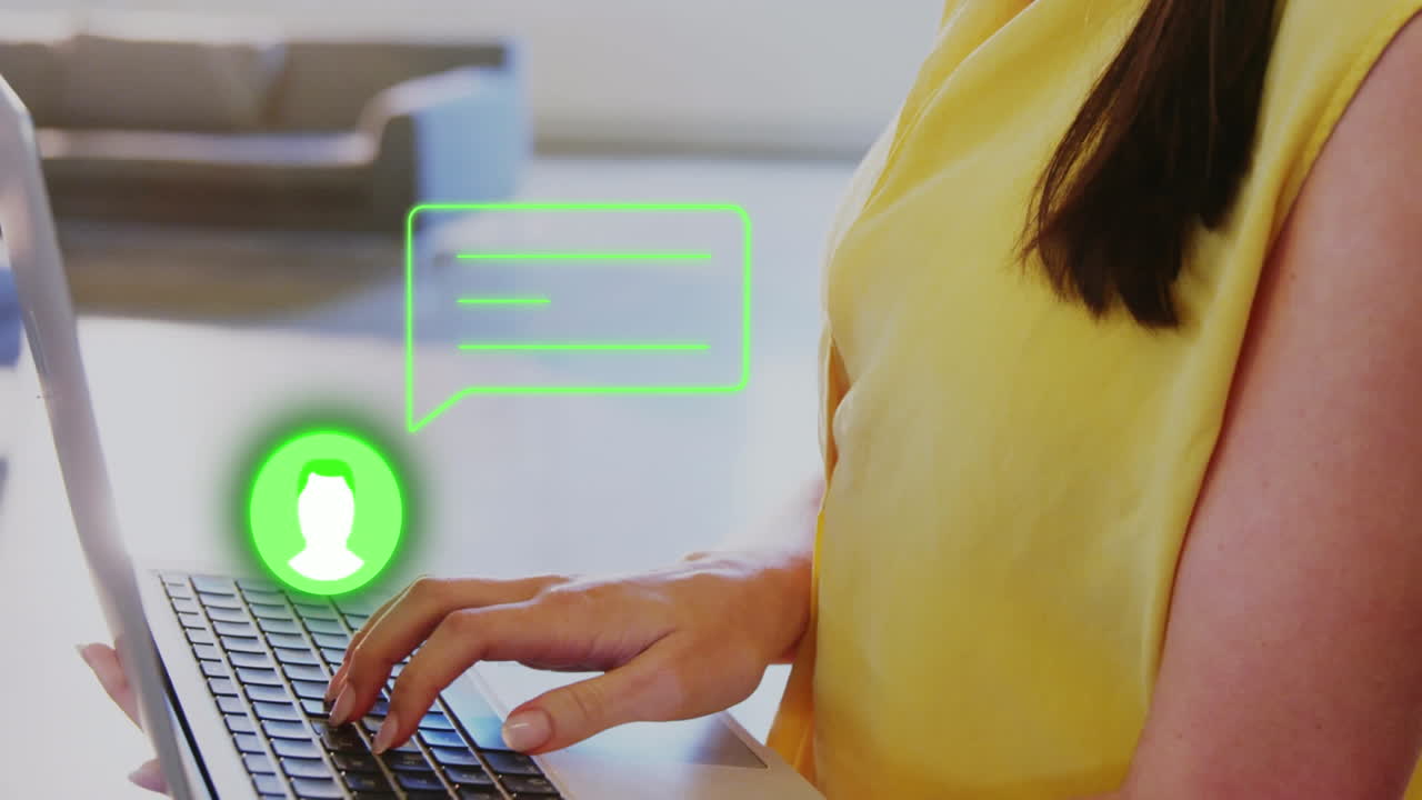 animación de la gente icono y discurso pancarta sobre mujer de negocios caucásica usando portátil.