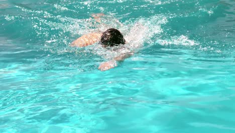 Hombre-En-Forma-Nadando-En-La-Piscina