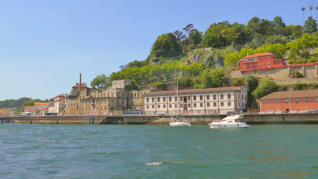 포르투갈 의 포르투 에서  ⁇ 은 여름 날 에 두로 강 을 항해 하는 배 들