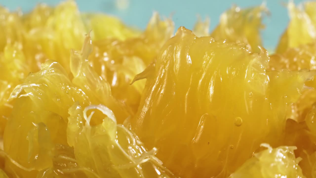 질이 벗겨진 오렌지 위에 주스가 흘러내리고, 매크로.