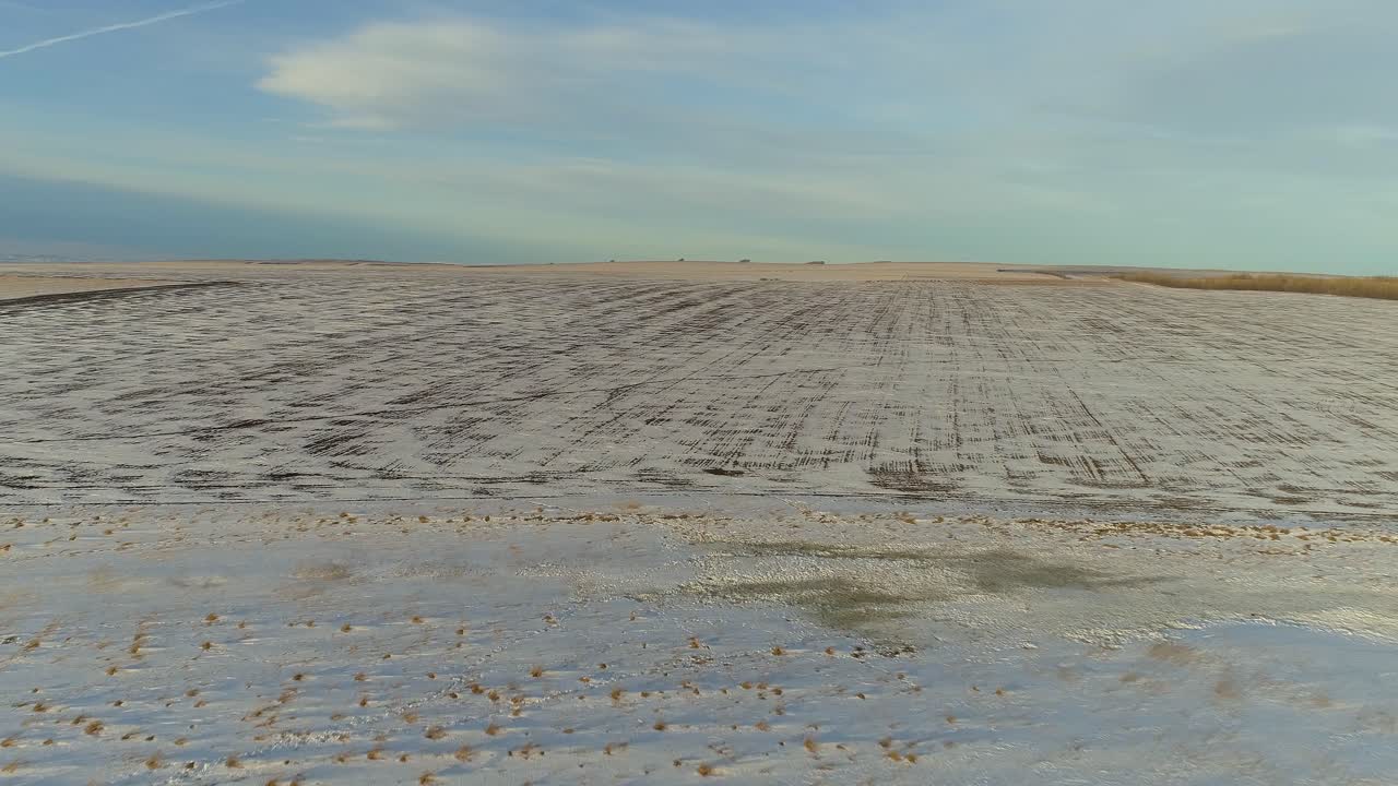 vista aérea de un campo cubierto de nieve en invierno