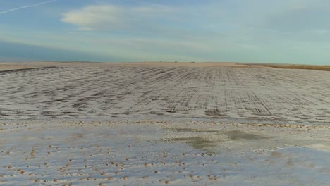 vista aérea de un campo cubierto de nieve en invierno