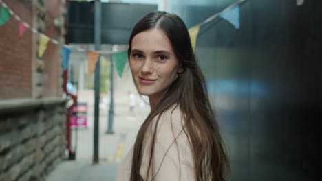 mujer caminando por un callejón de la ciudad