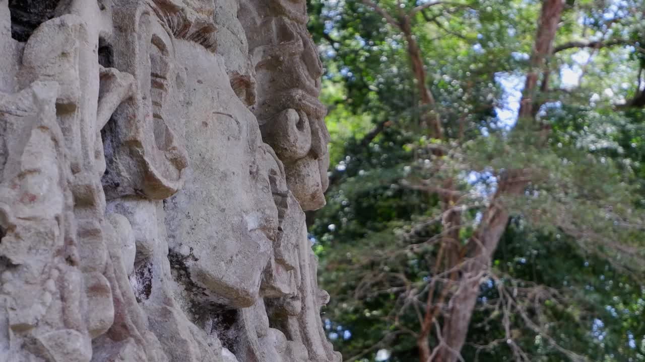 detalle de cerca: cara de piedra tallada del rey maya en la ruina de copan, honduras
