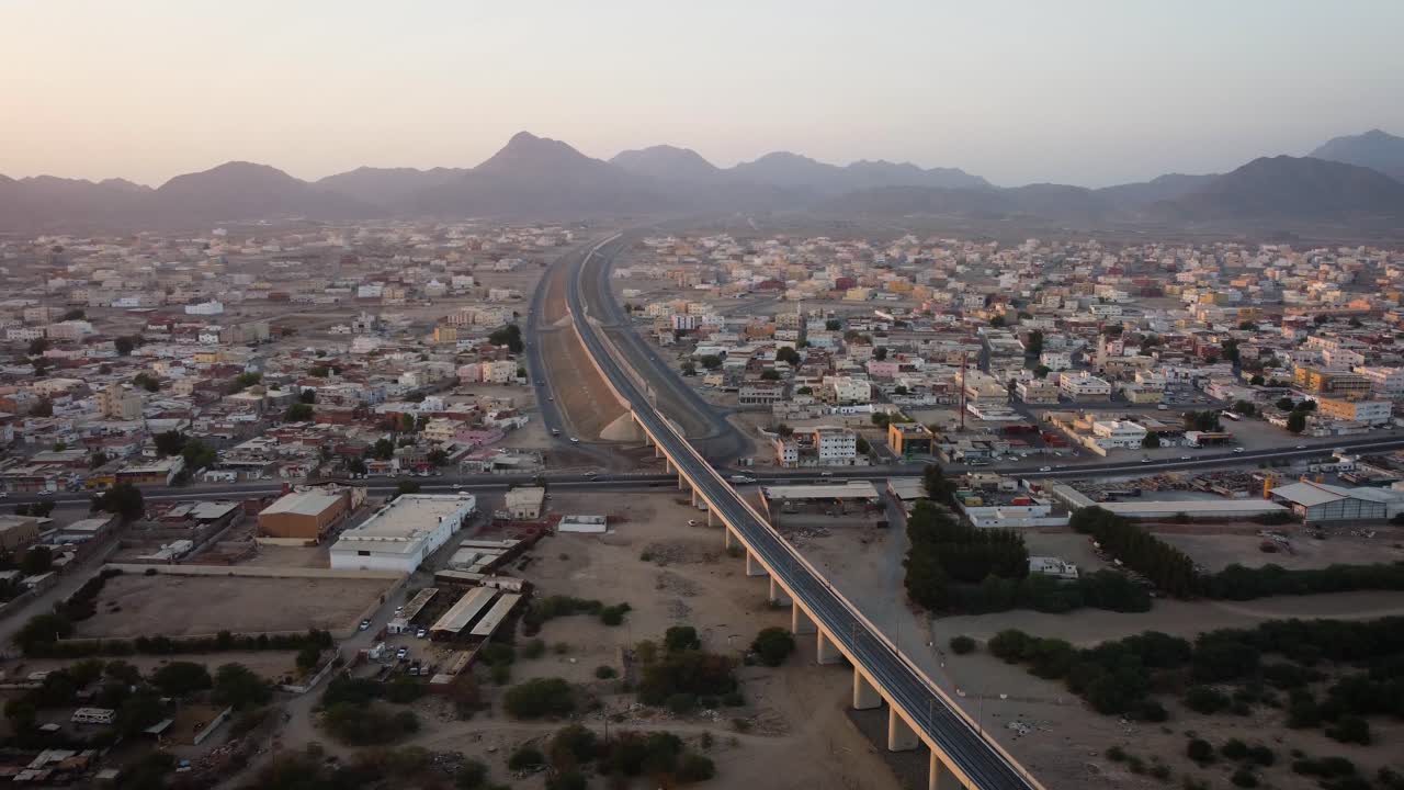 vía de tren de alta velocidad cruzando un pequeño pueblo largo fuera de la ciudad de jeddah hasta llegar a la ciudad de la meca