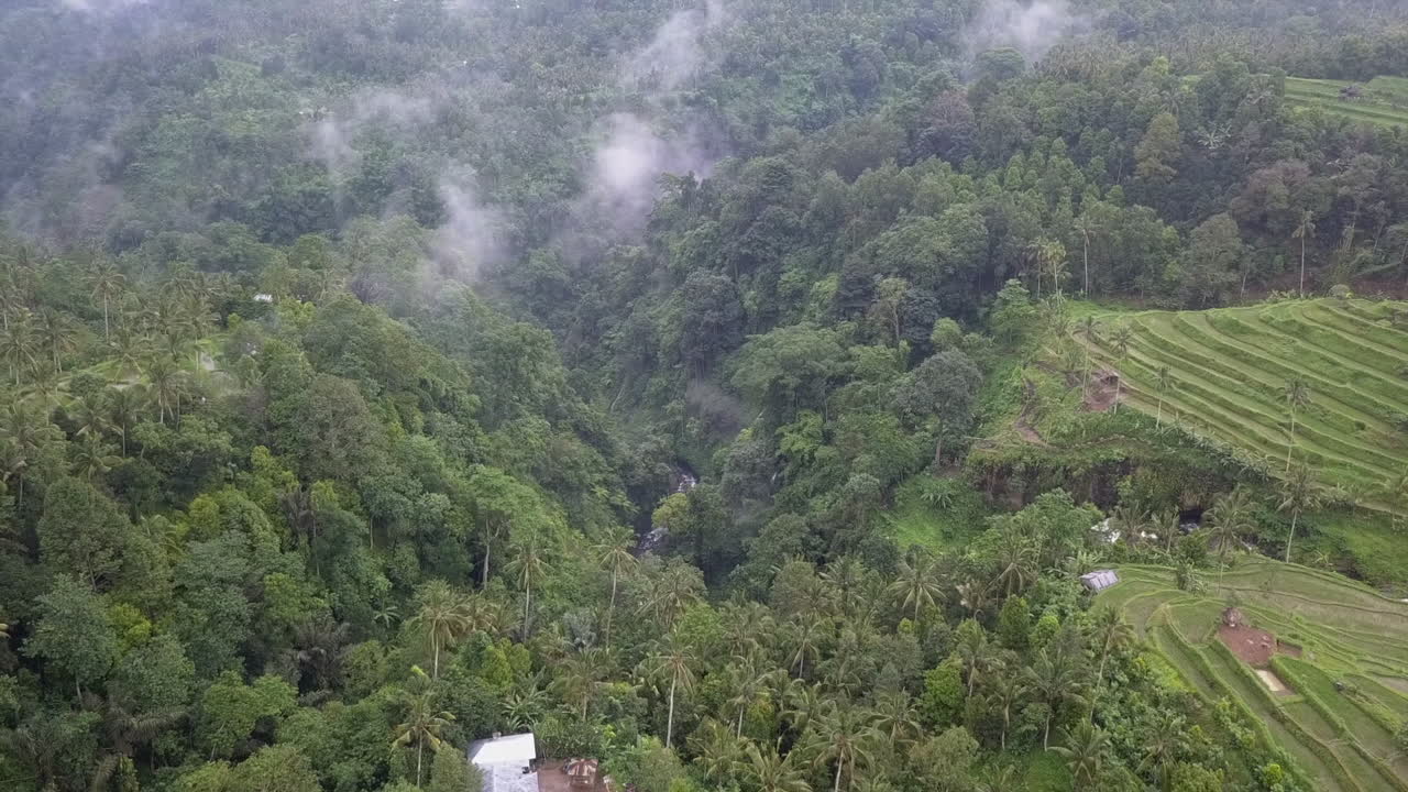 nubes bajas en un valle escarpado cerca de la ladera de la montaña