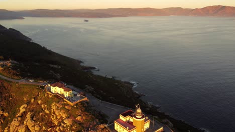 Cabo-Fisterre-El-Fin-De-La-Tierra-Para-La-Antigua-Tradición,-Vista-Aérea-De-La-Formación-De-Acantilados-Rocosos-Sobre-El-Océano-Atlántico-En-La-Región-Autónoma-De-Galicia-Del-Norte-De-España-Cabo-Fisterra