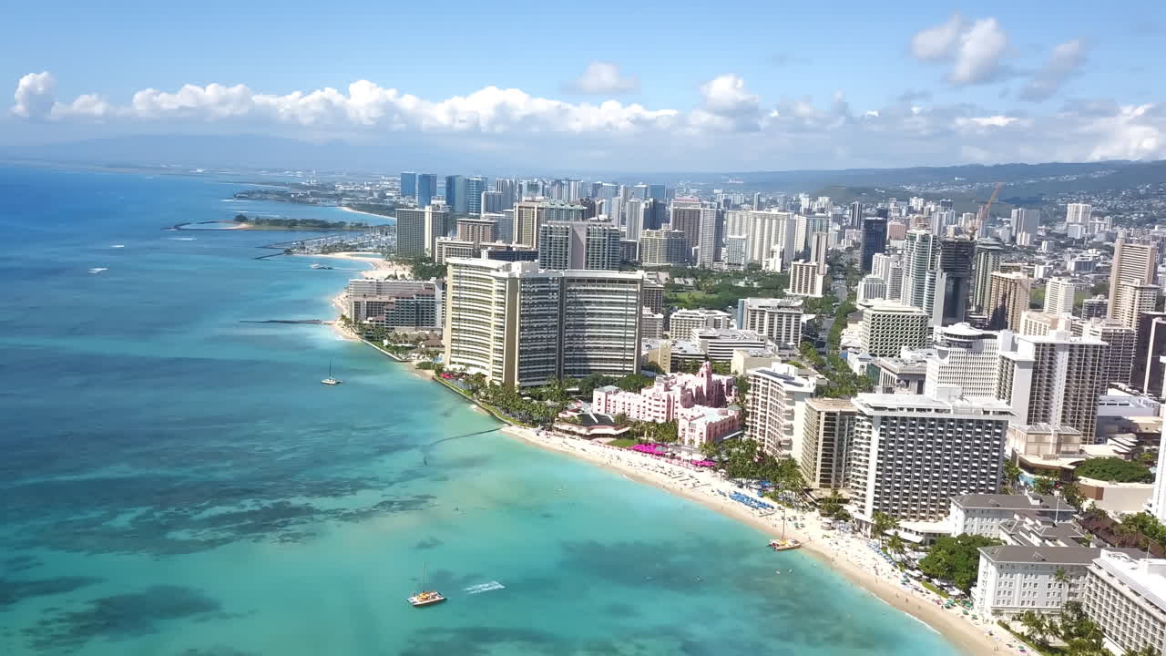 호놀룰루의 와이키키 해변 지역과 화려한 바다의 패닝 공중