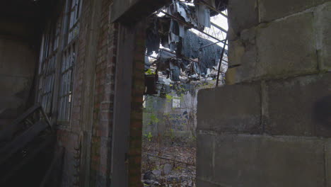 entrada a un edificio de fábrica abandonado y en ruinas