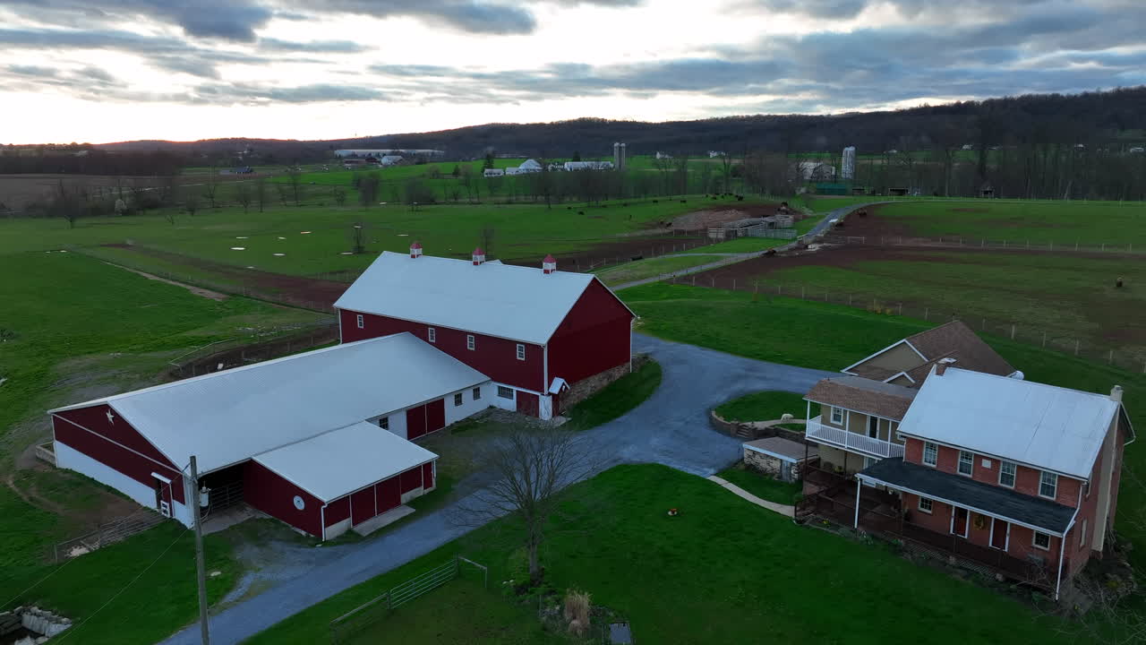 Landlig gårdscene ved solnedgang om aftenen i Lancaster County, Pennsylvania, USA
