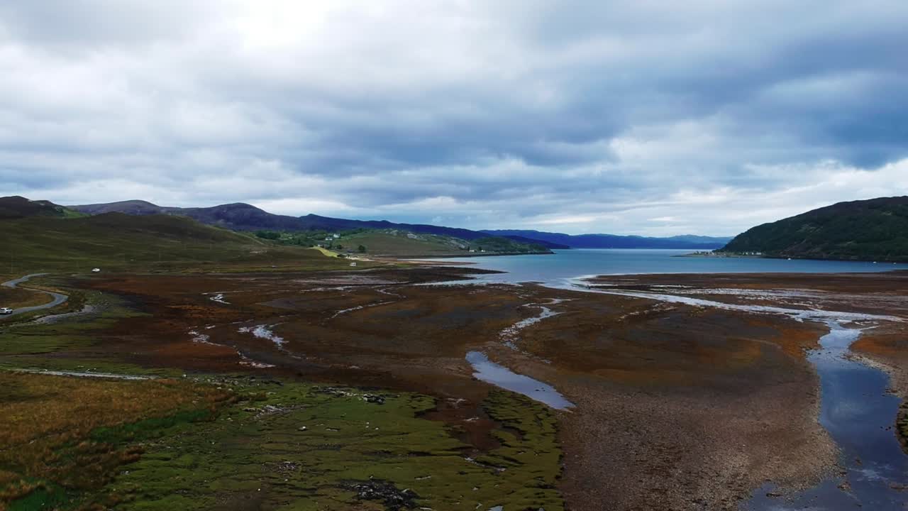 마른 스코틀랜드 호수 풍경의 푸시인 드론 샷