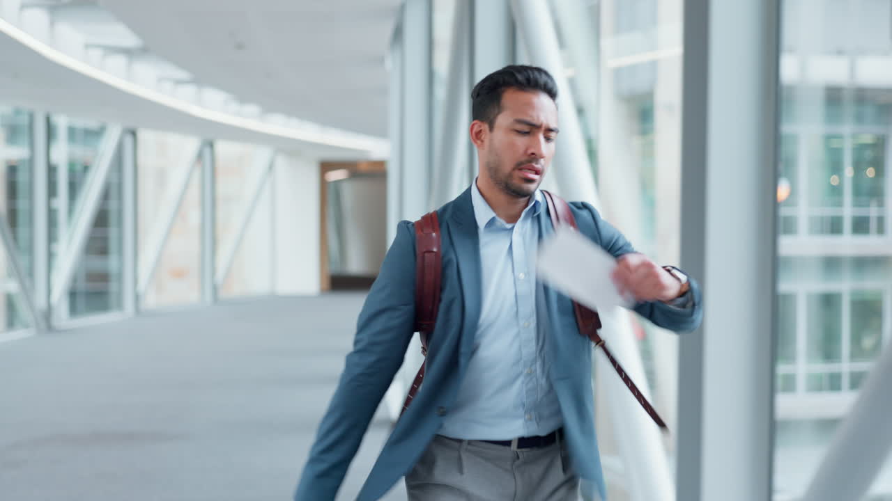 viajes, caos y hombre de negocios corriendo