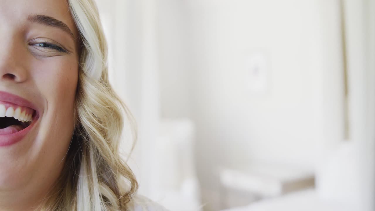 retrato de una feliz mujer caucásica de talla grande en casa en cámara lenta