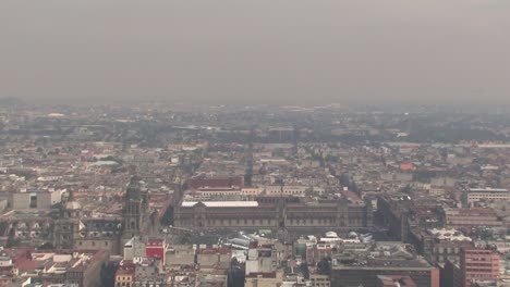 Schwenk-Vom-Lateinamerikanischen-Turm-In-Mexiko-Stadt-Zur-Plaza-Mayor-Mit-Der-Metropolitankathedrale-Und-Dem-Nationalpalast