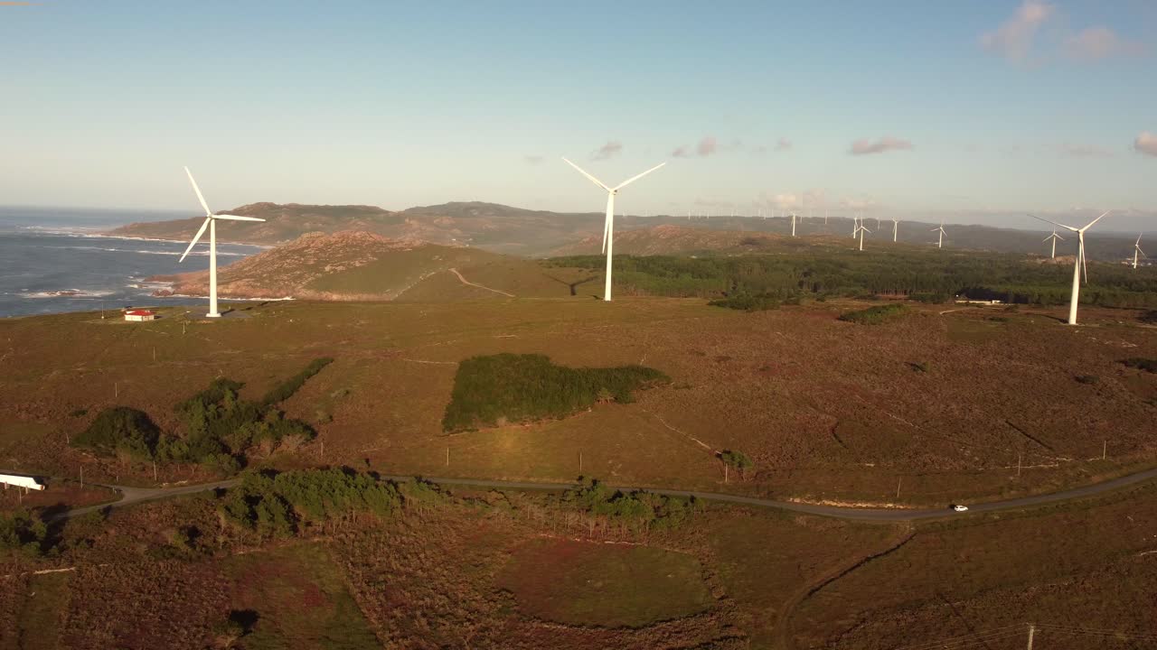 vista aérea de la planta de molinos de viento de turbinas eólicas sobre una formación de acantilados rocosos con vista al mar, concepto de cambio climático de calentamiento global no contaminado