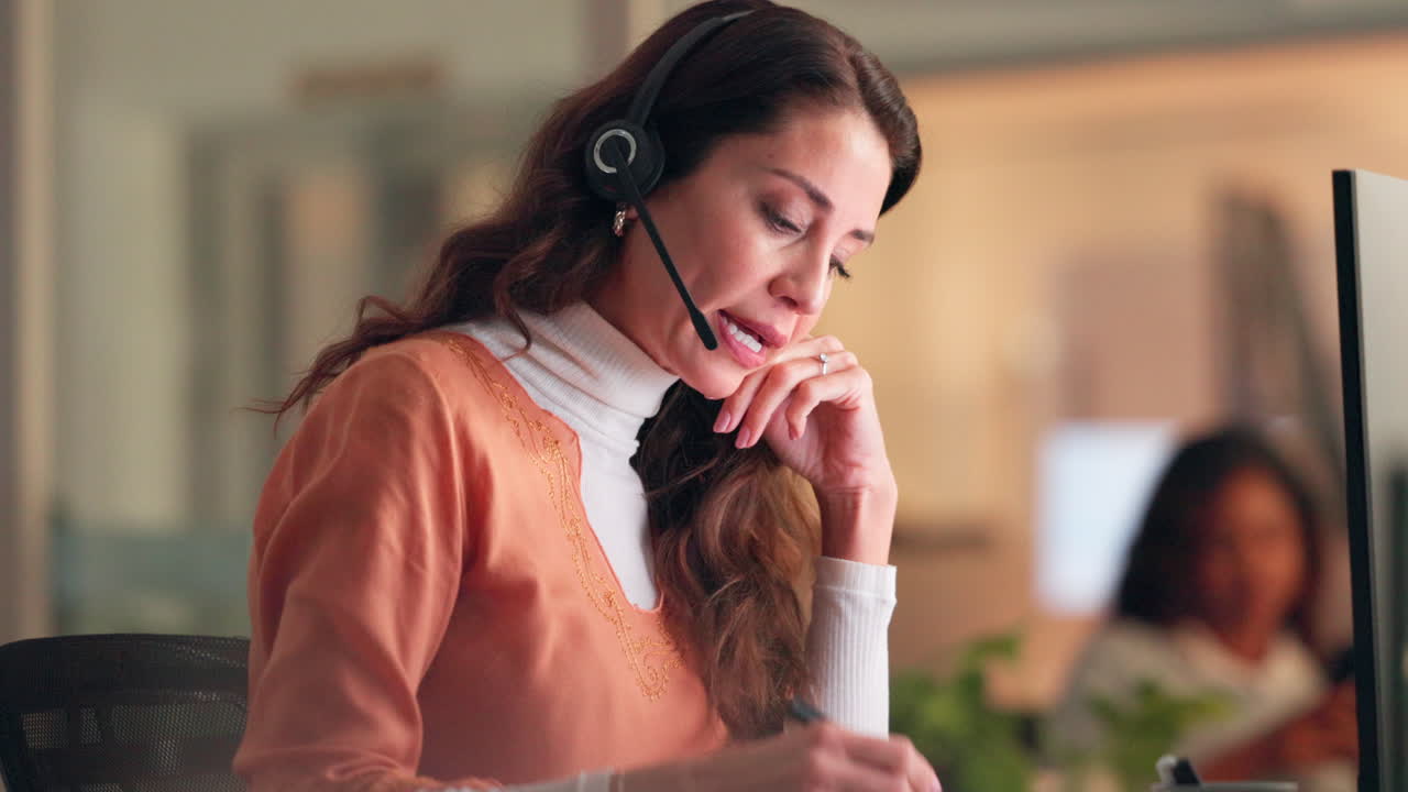 mujer que trabaja desde casa en un papel de servicio al cliente