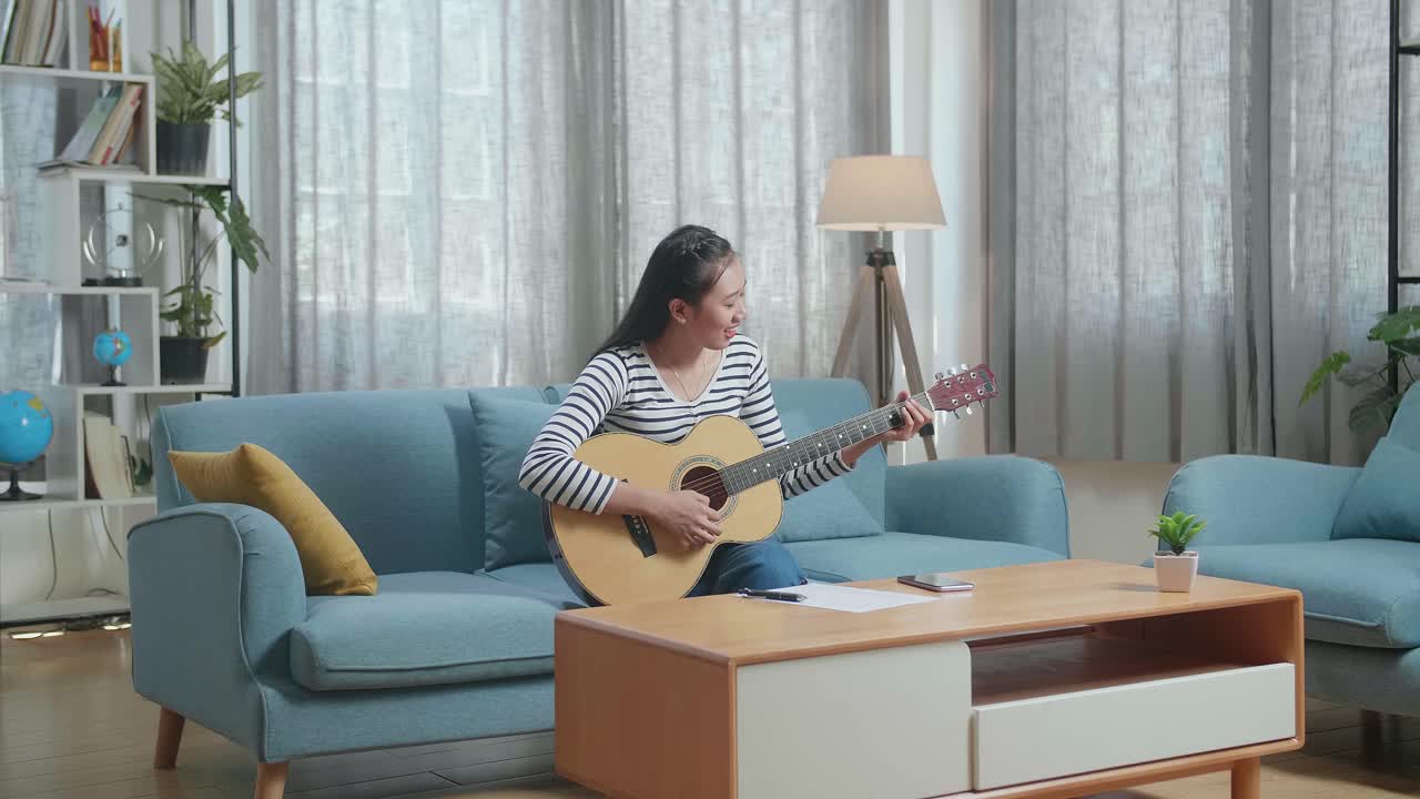 여자 집에서 기타를 연주