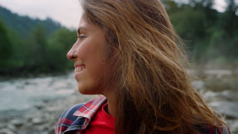 Chica-Posando-En-El-Paisaje-De-Montaña.-Mujer-Feliz-Mirando-A-Su-Alrededor-En-Las-Montañas