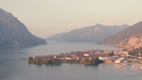 Wunderbare-Luftaufnahme-Des-Lovere-hafens,-Iseo-seepanorama,-Lombardei-Italien