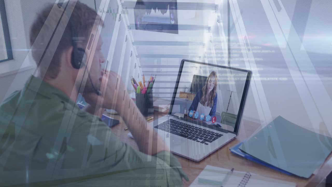 animación de servidores de computadora sobre el hombre usando computadora portátil en videollamada