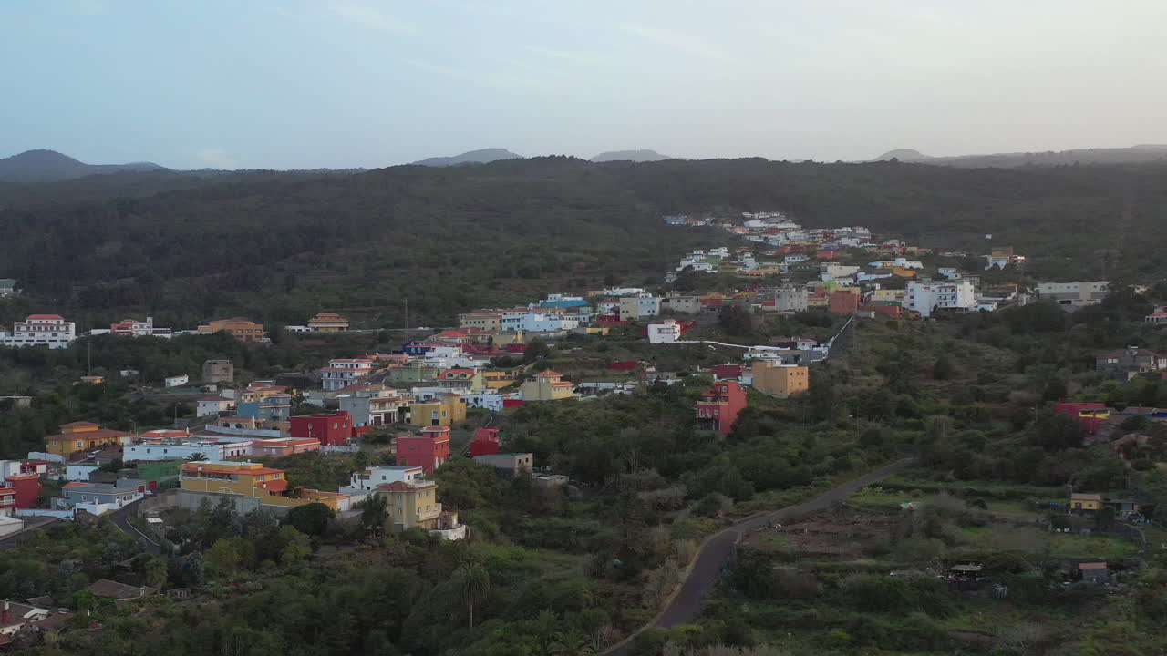 ciudad en un bosque montañoso,casas coloridas,islas canarias,españa,niebla sobre montañas distantes