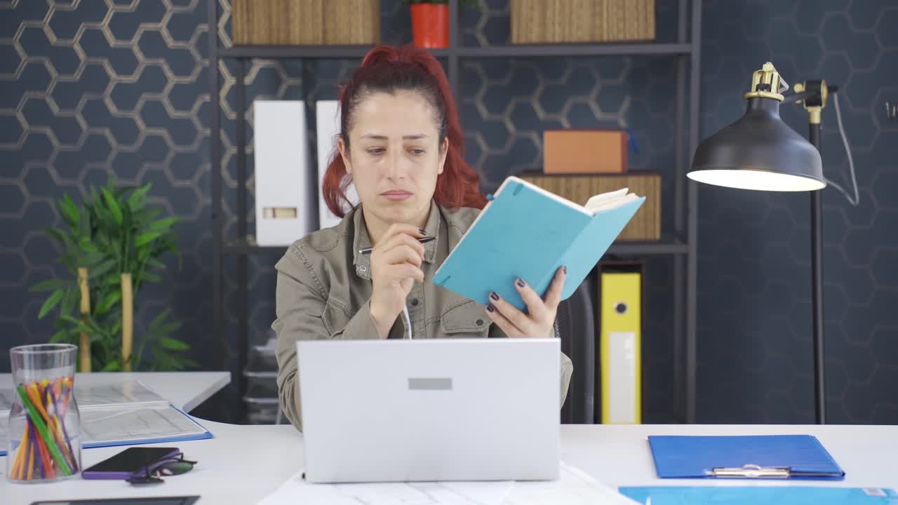 비즈니스 플래닝 여성은 메모를 취합니다.